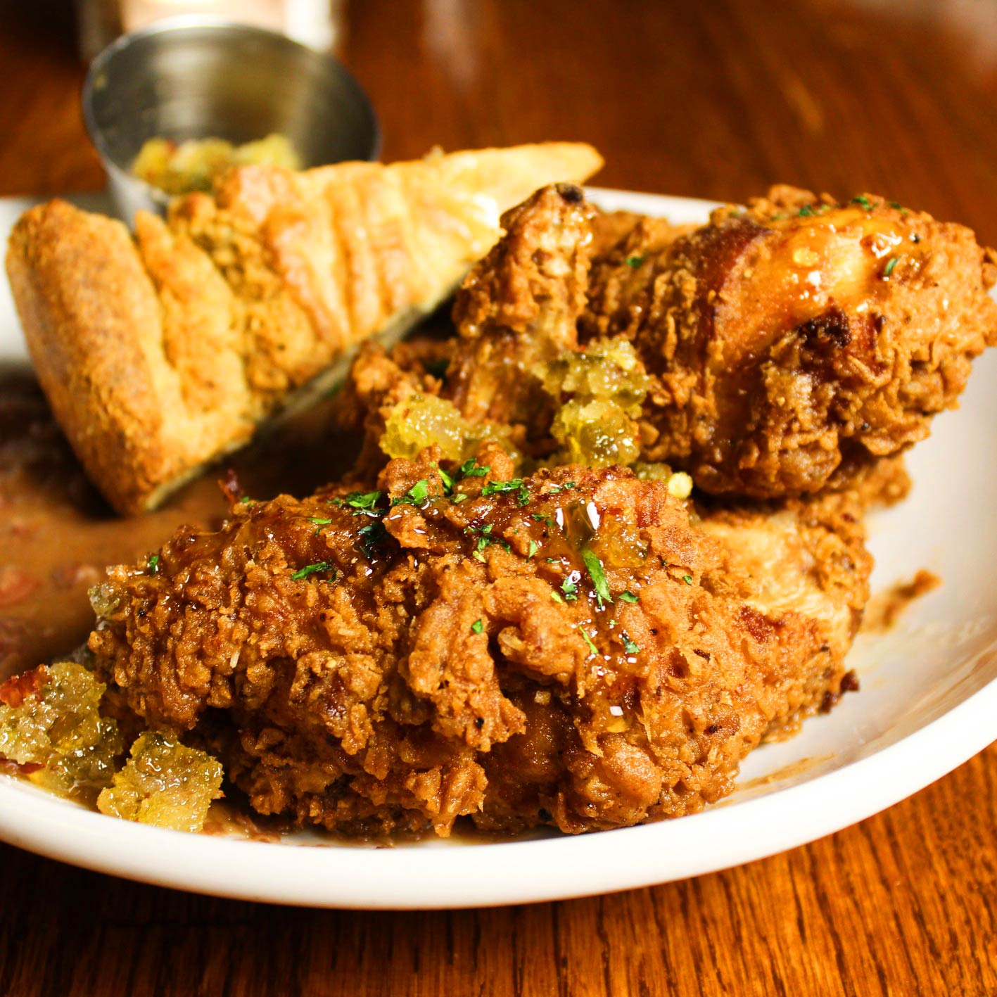 Le poulet frit du Snackbar est mariné dans du thé sucré pour lui donner une touche typiquement sudiste. © Bethany Moffett/Snackbar
