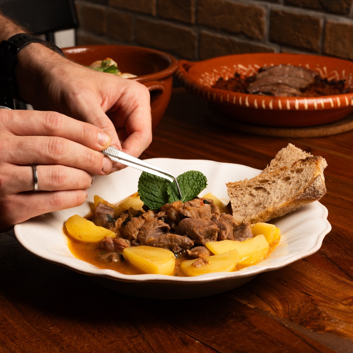 Ensopado de borrego, um prato reconfortante com sabor a casa, da Taberna Sakra, em Alverca do Ribatejo. © Filipe Fiúza/Taberna Sakra 