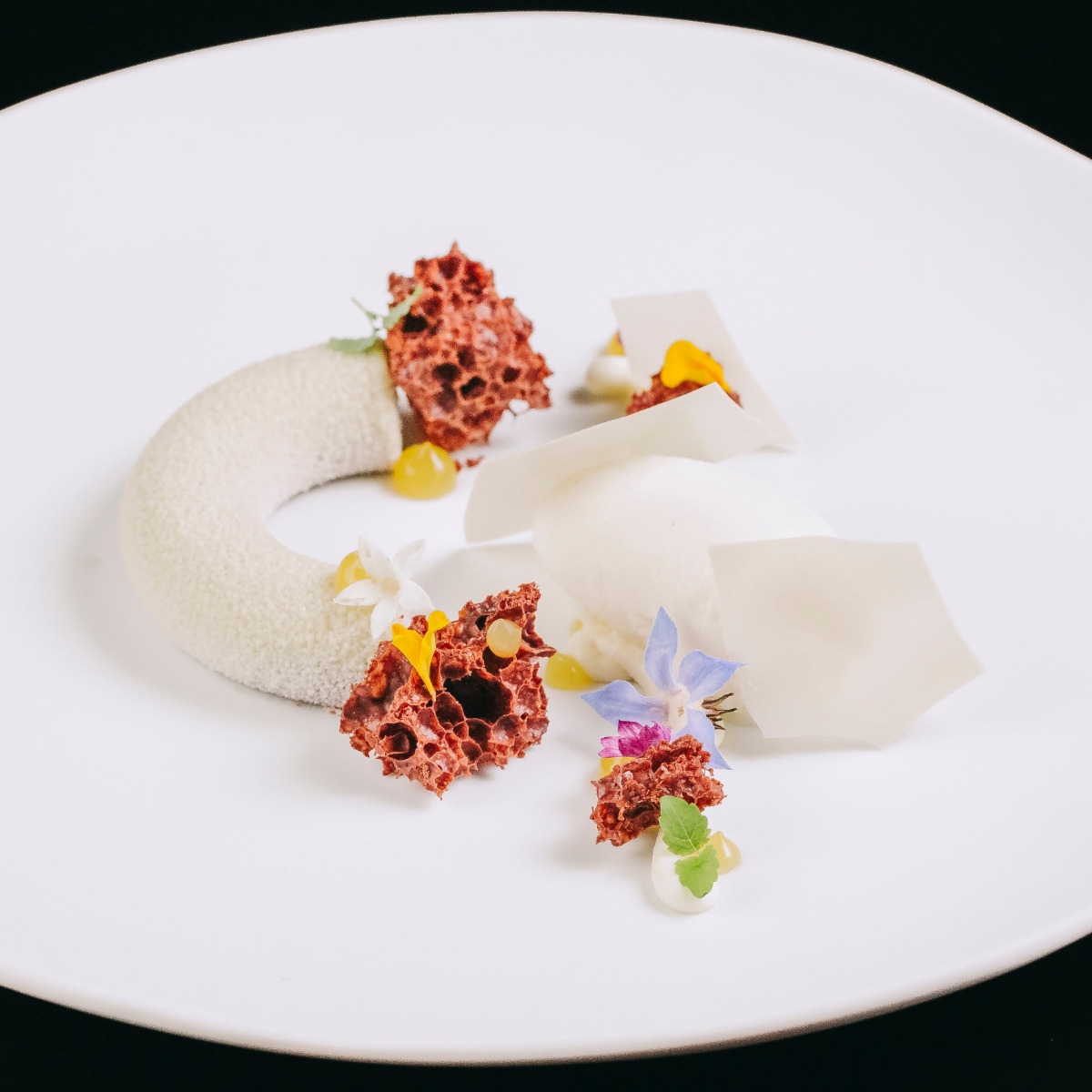 A cozinha cheia de personalidade da chef Angélica Salvador recebe uma Estrela MICHELIN na Invicta. © Luis Ferraz/In Diferente 