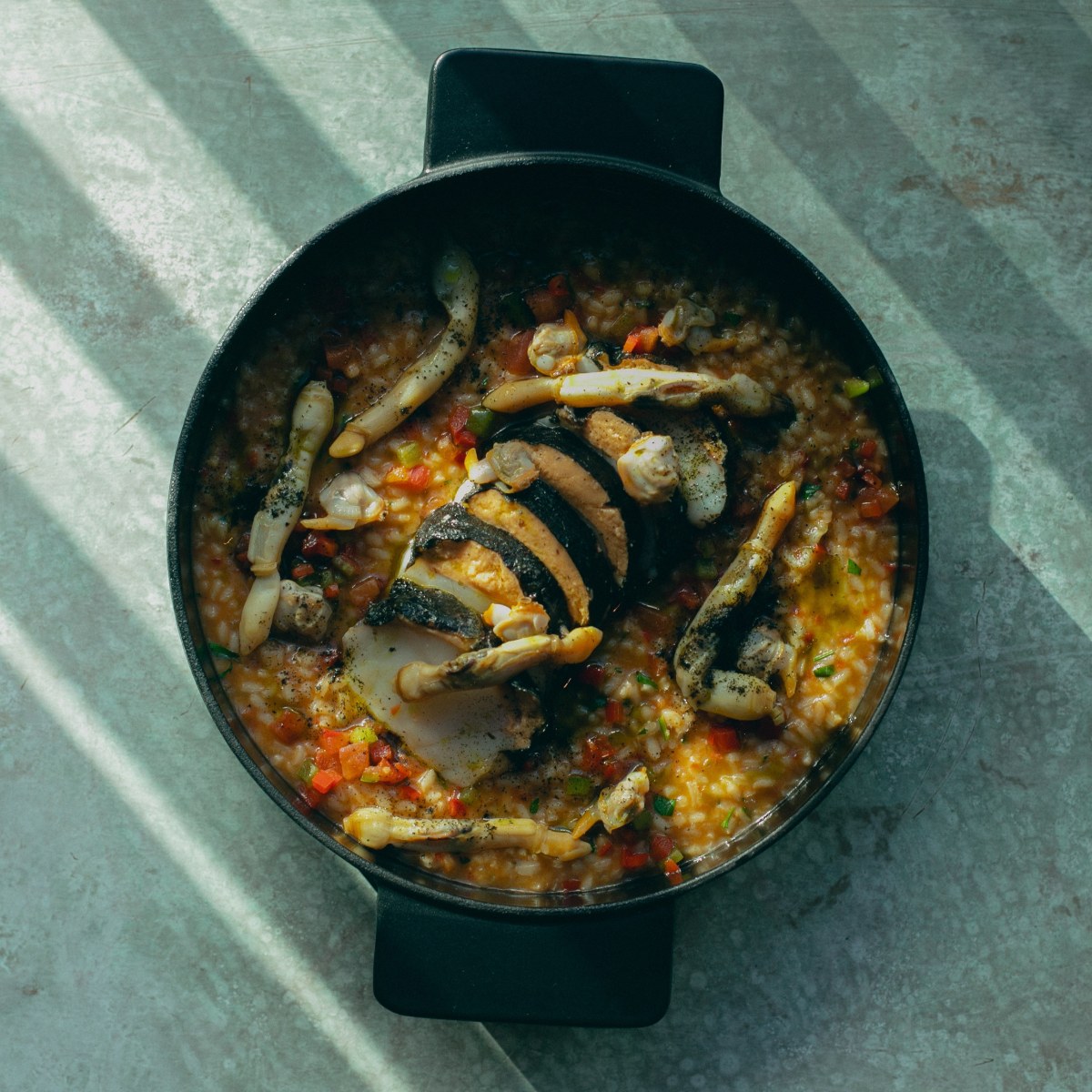 O prato Arroz de tamboril e marisco do dia — do Broto, novo restaurante Recomendado pelo Guia MICHELIN — varia consoante o que o mar oferece. © Arlei Lima/BROTO 