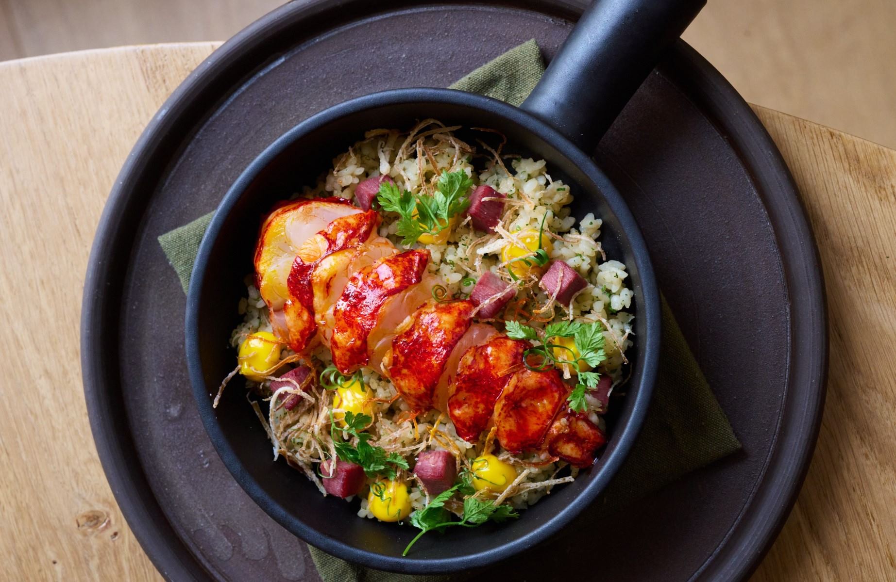 Lobster rice with ox tongue at Maré by Rafael Cagali, a new MICHELIN-Star restaurant for 2026. © David Charbit/Maré by Rafael Cagali