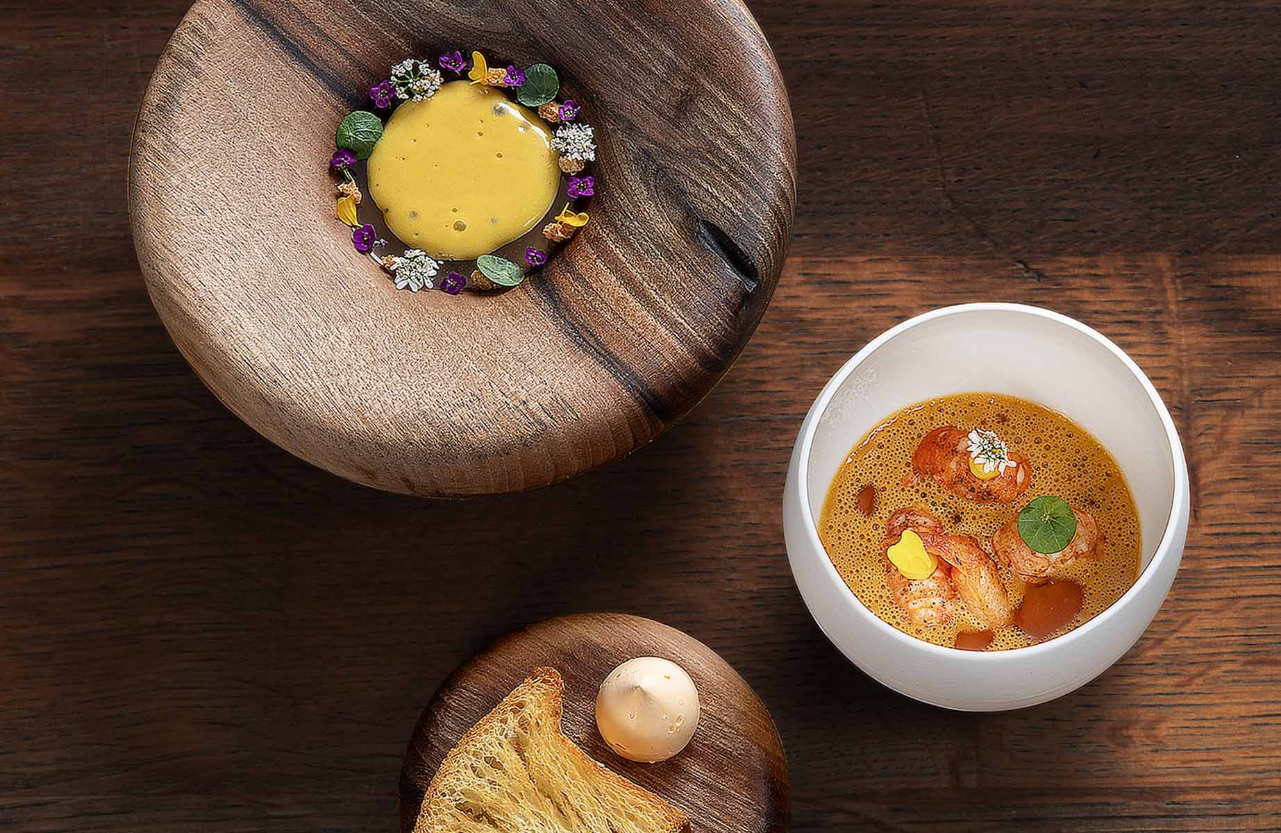 Rhône crayfish tartare, shell jus and mandarin and marigold whipped butter, one of our Inspector’s favorite dishes. © Pascal Etienne Lattes/Thuries Magazine/Les Morainières