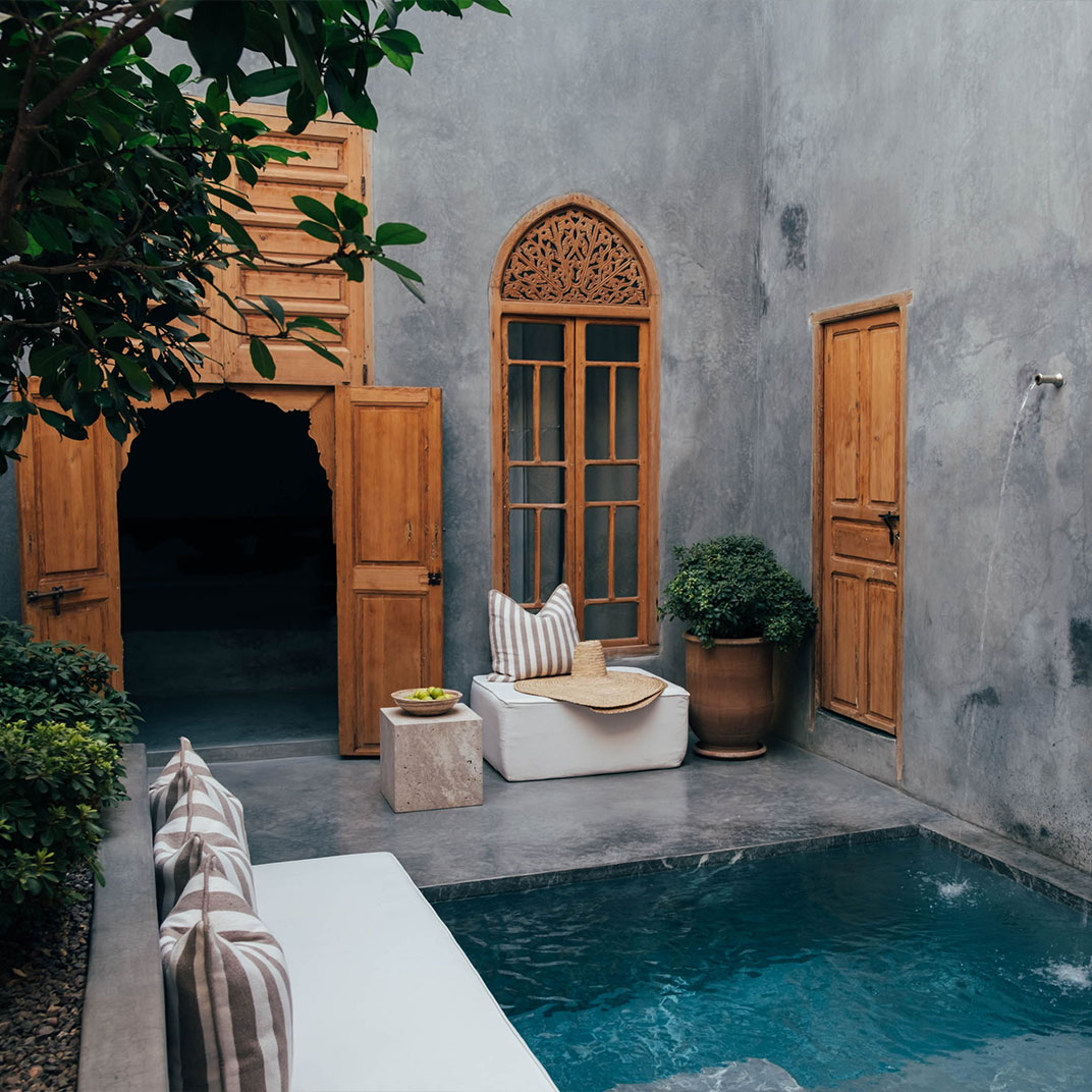 The interiors bring a cool blend of Danish minimalism with Moroccan tadelakt material, all in calm neutrals and warm browns. © Riad No. 37