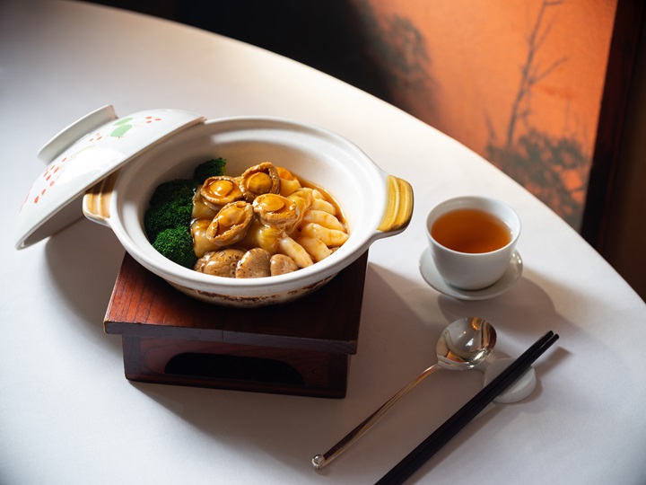 Fish maw casserole with abalone, shrimp, scallops and chicken in abalone sauce at Two-MICHELIN-Starred Lung Keen Heen. © Lung Keen Heen