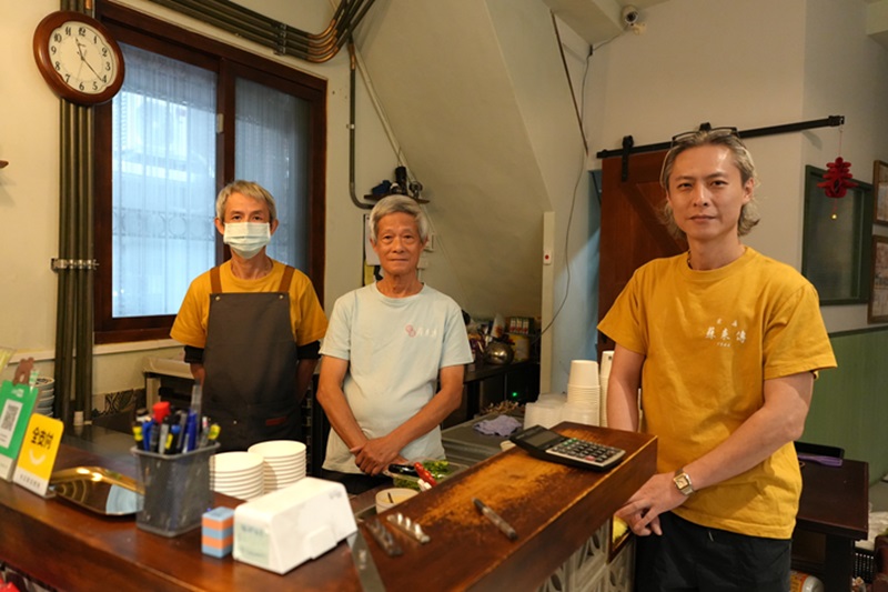 蘇來傳由蘇朝樹（中）與蘇遵業（左）、蘇成業，父子三人共同經營。© Jenna Yang