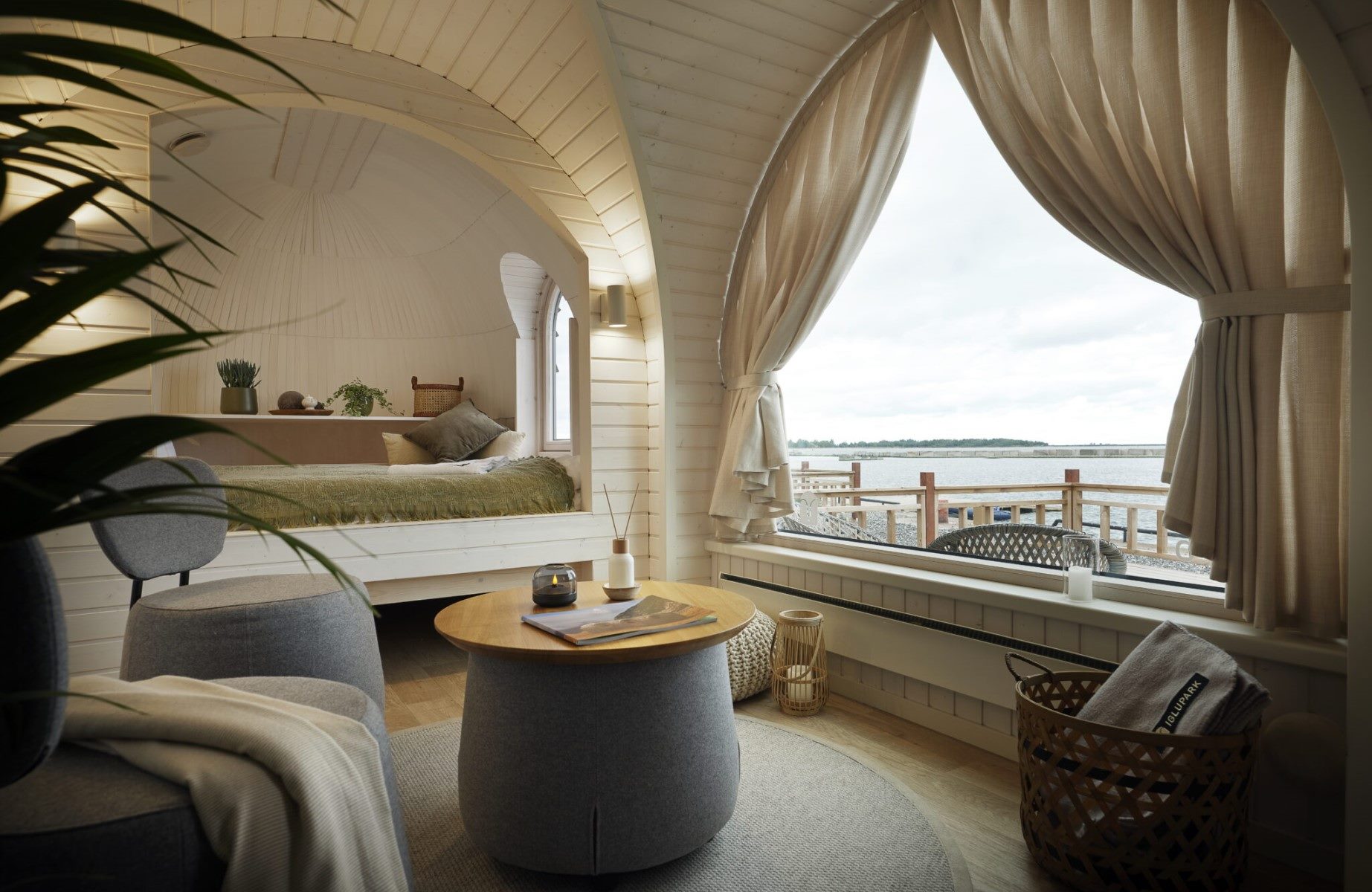 Inside an Iglupark room that epitomises its commitment to indoor-outdoor living. © Iglupark