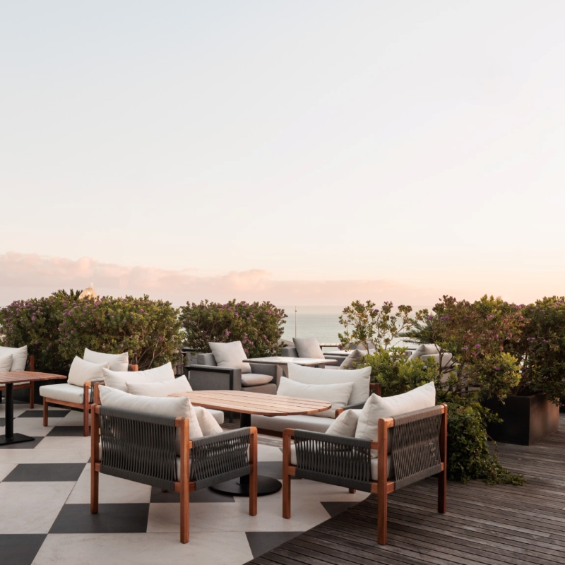 O Jacarandá Club faz parte da penthouse do The Reserve Hotel, e o cenário é um convite para desfrutar da Madeira mais perto do céu. © The Reserve Hotel