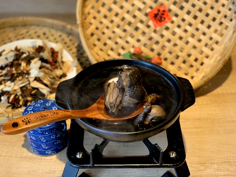 必比登推介首烏廚EAT的首烏帝王雞湯，採烏骨雞長時熬煮，溫潤暖胃。© 陳舒茵/Shou Wu EAT