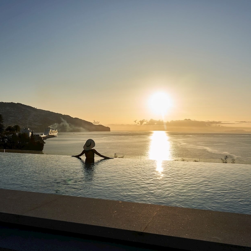 Terraços privados, verde por todo o lado e uma infinity pool virada para o mar no hotel Les Suites at the Cliff Bay - Porto Bay. © Les Suites at the Cliff Bay - Porto Bay