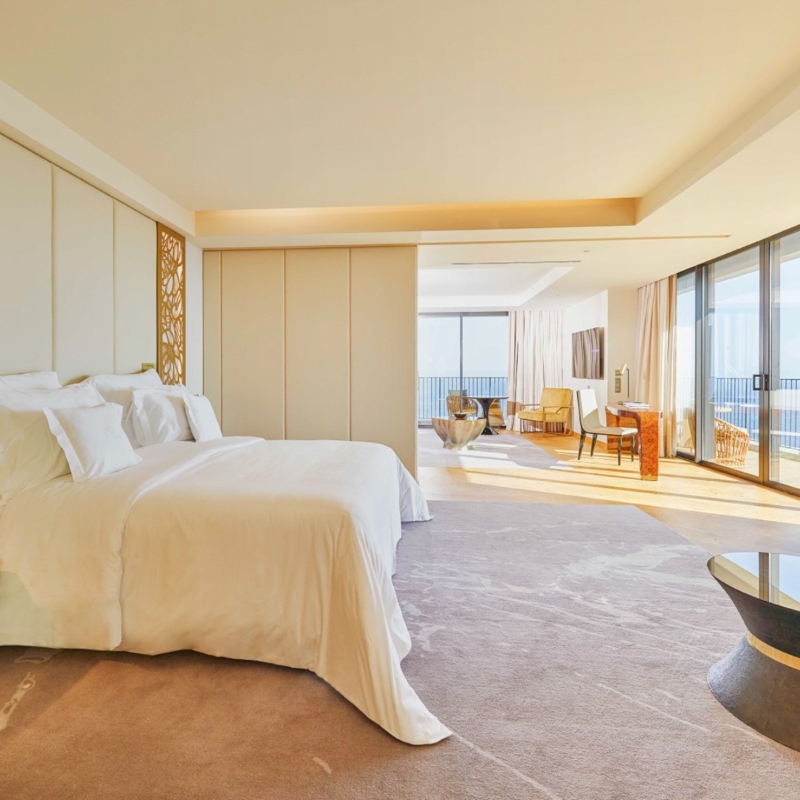 Luminosa suite com vista sobre o Atlântico do Savoy Palace, um hotel que renasceu em 2019, no lugar do extinto Savoy Classic. © Savoy Palace