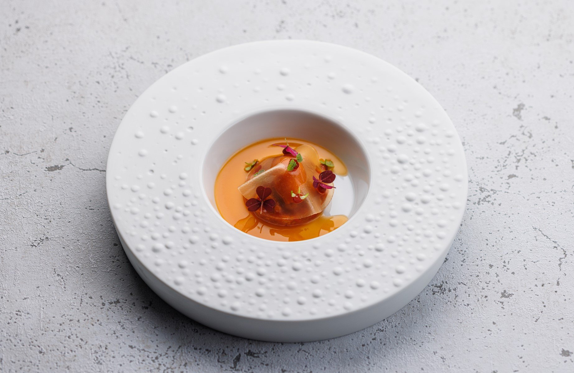 A vibrant dish from 180° by Matthias Diether, Estonia's only Two-MICHELIN-Star restaurant. © Lauri Laan/180° by Matthias Diether