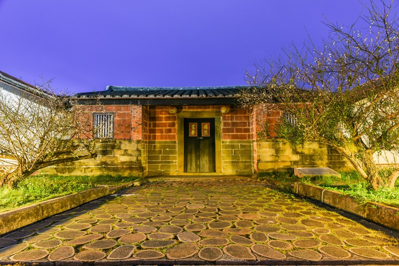 金廣福公館的紅磚瓦房與石板街道，述說著百年繁華。© Shutterstock