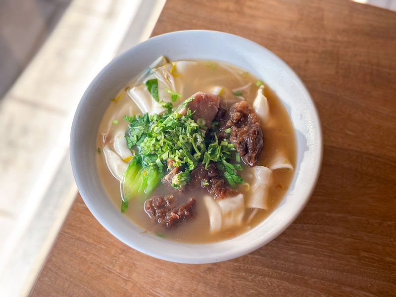 竹東排骨酥麵（竹東）的排骨酥湯加手工寬麵，湯醇不膩，令人回味。© MICHELIN
