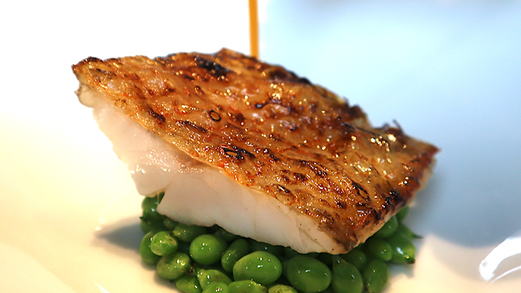 Charcoal-grilled kinki (channel rockfish), served with a sauce made from fish bones and tomatoes. (© Kyoko Nakayama/The MICHELIN Guide)