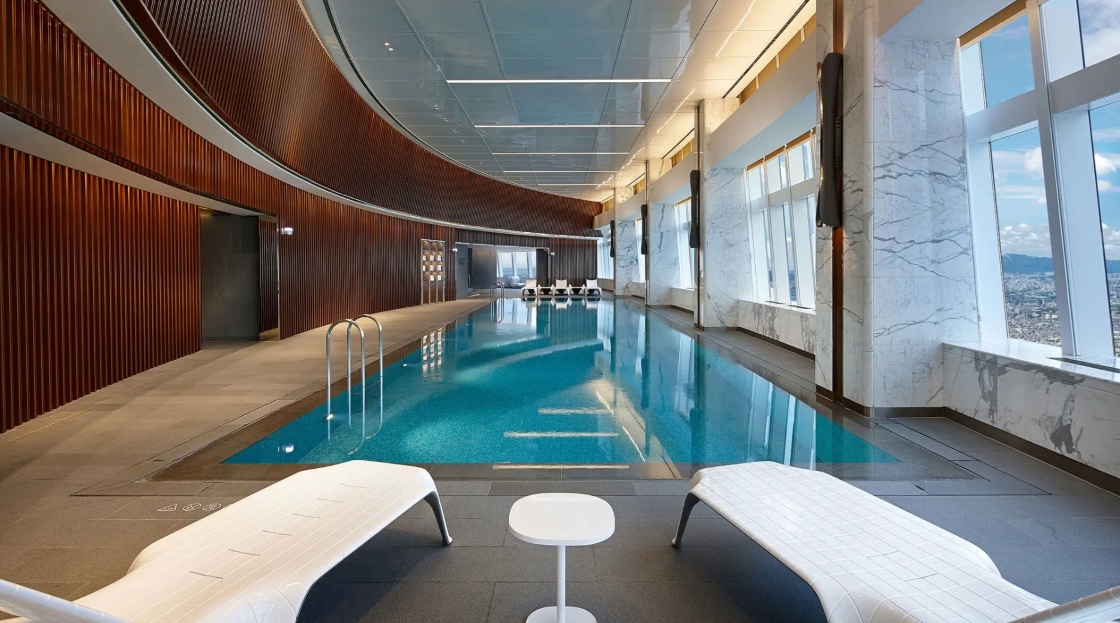 The indoor swimming pool on the 85th floor of the hotel. © SIGNIEL Seoul