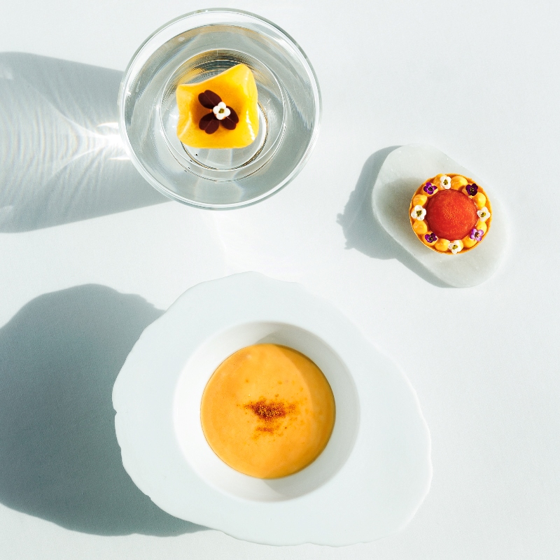 Algumas das elegantes entradas do Fifty Seconds, novo restaurante lisboeta com duas Estrelas MICHELIN. © Henrique Isidoro/Fifty Seconds