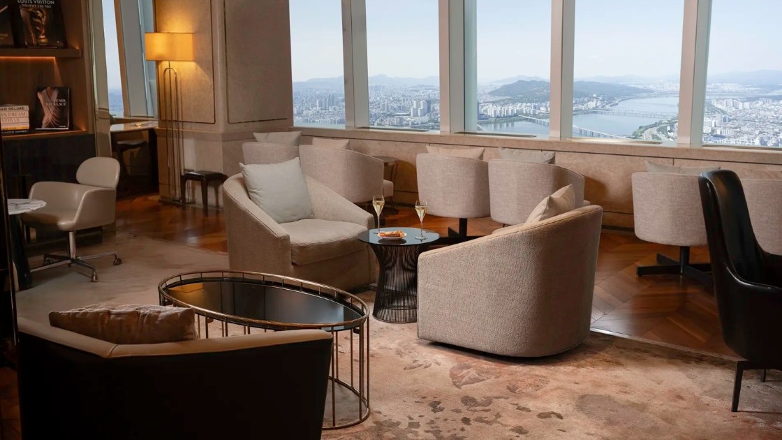 SIGNIEL Seoul offers all guests access to the library lounge, serving complimentary refreshments.  © SIGNIEL Seoul
