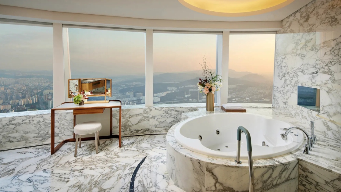 A scenic bath overlooking Seoul from a guest room. © SIGNIEL Seoul