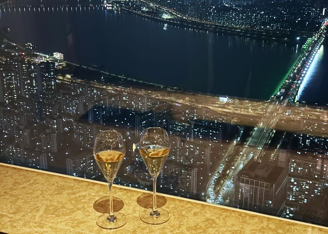 Free-flowing champagne in the lounge during happy hour for all guests is one of SIGNIEL Seoul's signature attractions. © Lee Hwi-won