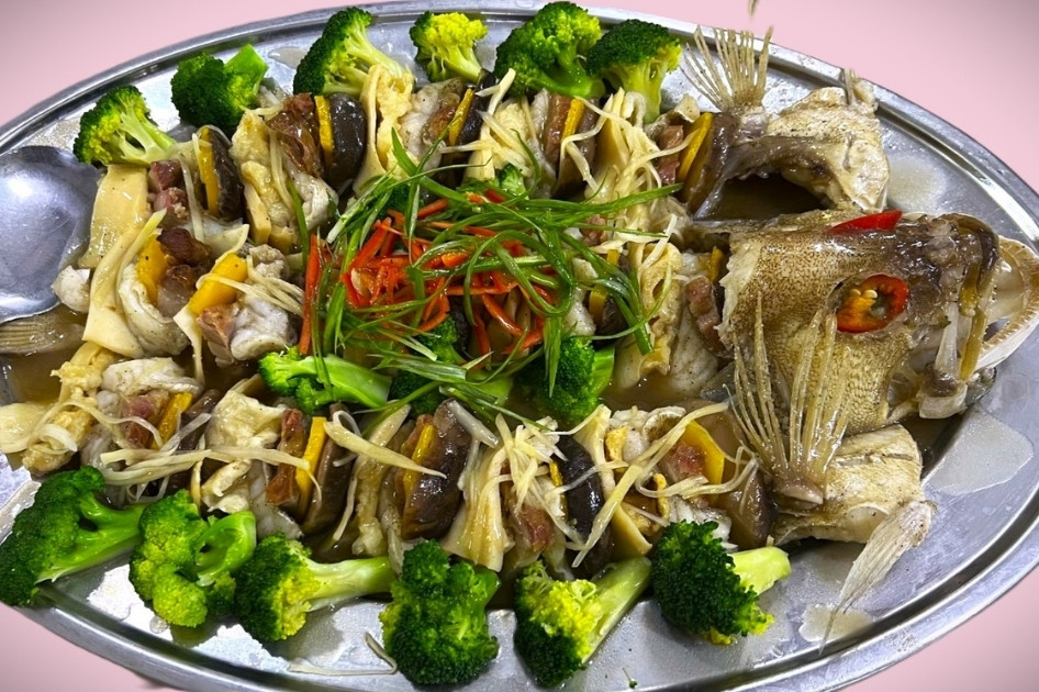 Sek Yuen's steamed grouper slices layered with roasted pork and mushrooms. © Sek Yuen Restaurant