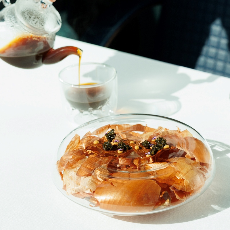 Ouriço do mar, cebola e Imperial Gold, um prato do Fifty Seconds, que joga com as texturas da cebola e com sabores iodados. © Henrique Isidoro/Fifty Seconds