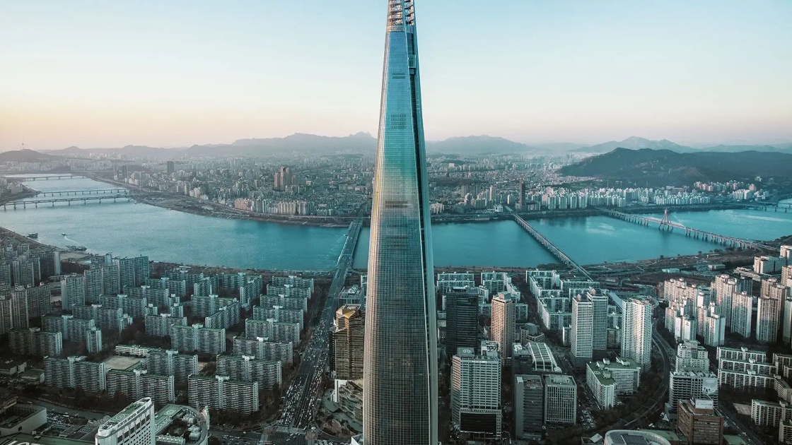 The hotel sits atop the world's fifth tallest building, Lotte World Tower. © SIGNIEL Seoul