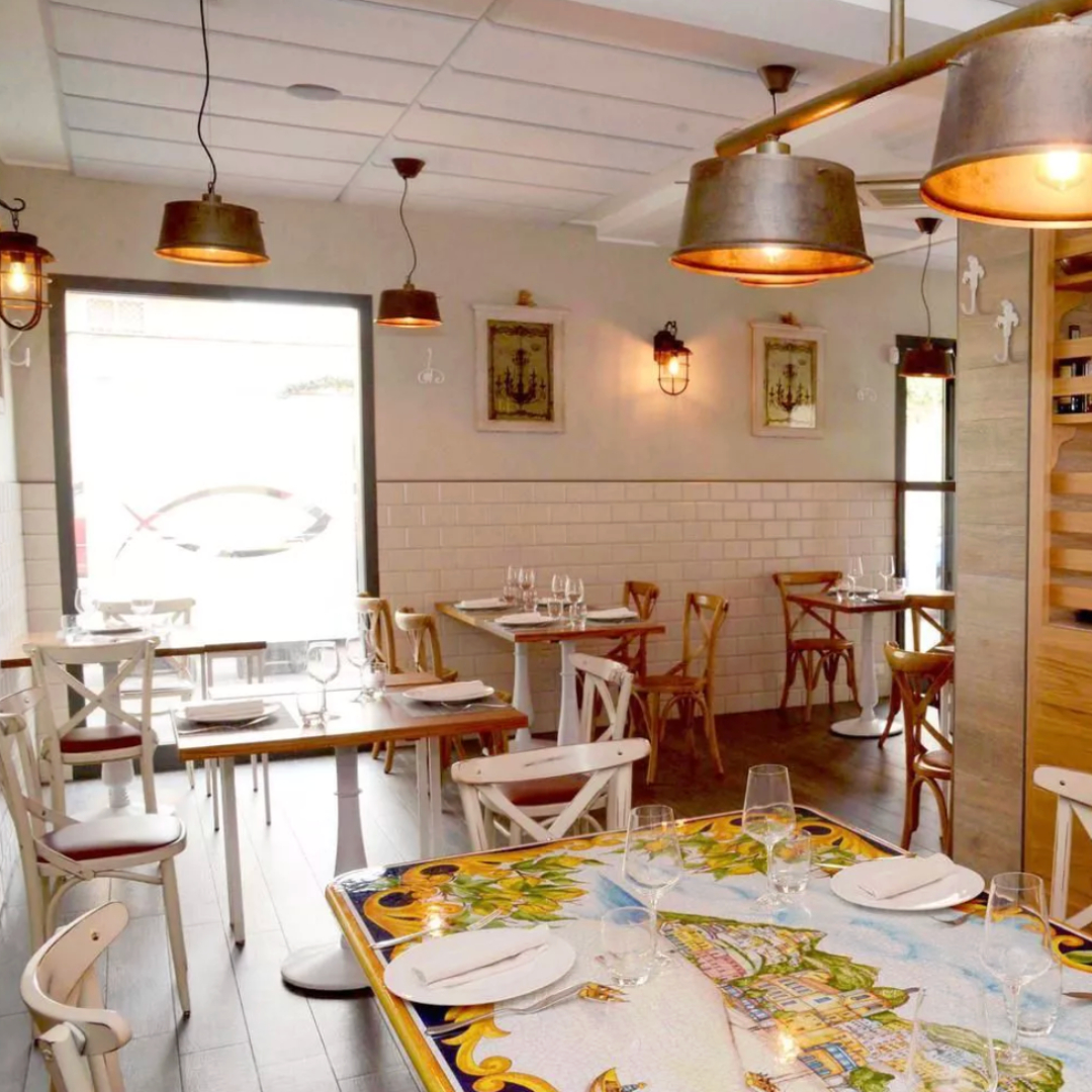 The rustic-chic decor and bright, inviting atmosphere add to Trattoria del Pesce’s charm. © Trattoria del Pesce (Rome)