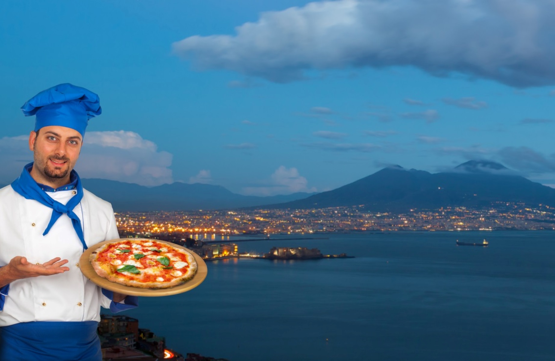 Pizzaiolo con pizza margherita davanti al Golfo di Napoli ©etching/iStock
