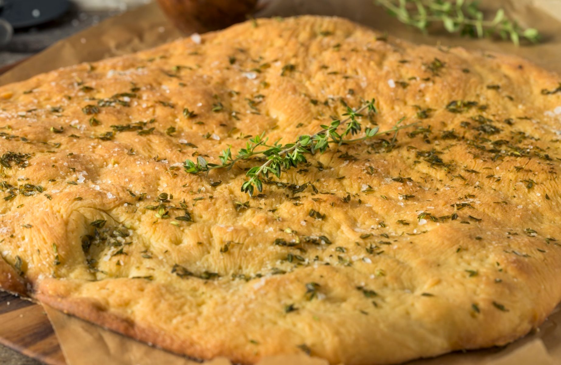 Pizza Casa Bianca mit Meersalz und Kräutern © bhofack2/iStock