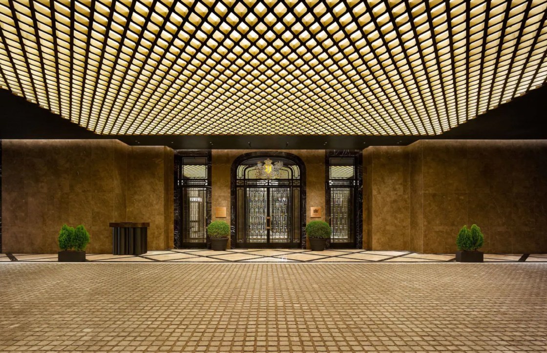 The entrance of Josun Palace, a Luxury Collection Hotel, Seoul Gangnam, showcases the hotel’s signature Art Deco–inspired design. © Josun Palace, a Luxury Collection Hotel, Seoul Gangnam