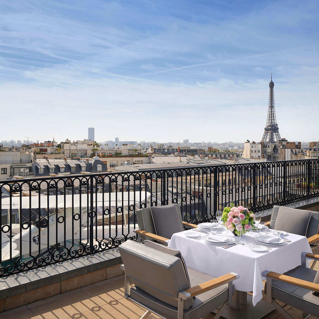 A retractable roof allows for open-air dining in good weather. © The Peninsula Paris