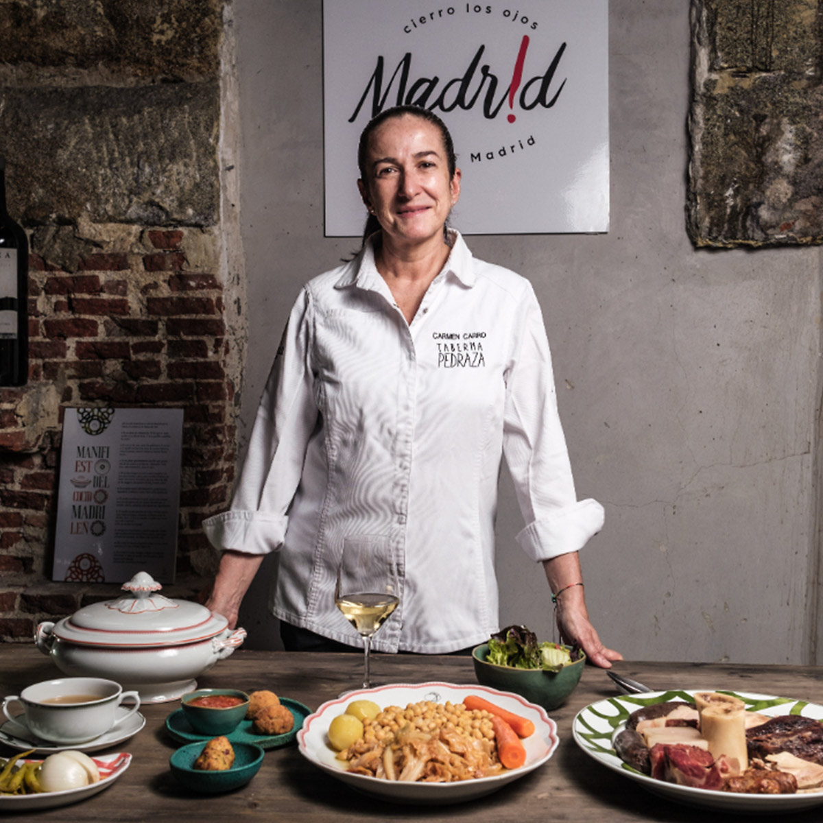 Carmen Carro prépare des plats de la tradition, comme son fameux cocido madrileño, à Taberna Pedraza. © Taberna Pedraza