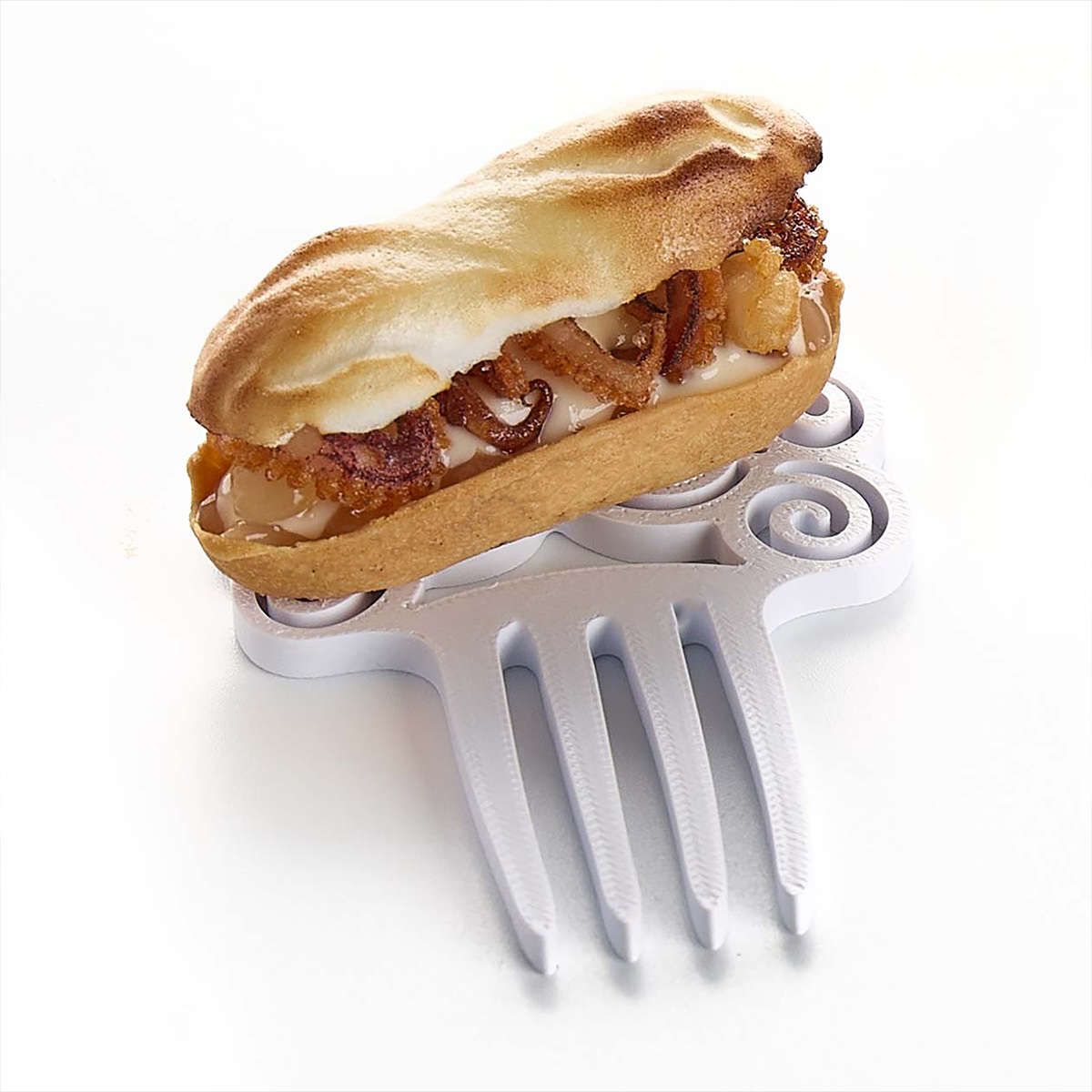 Le Bocadillo emblématique de calamares, reinterpreté par le chef Paco Roncero, au restaurant éponyme doublement étoilé. © Paco Roncero