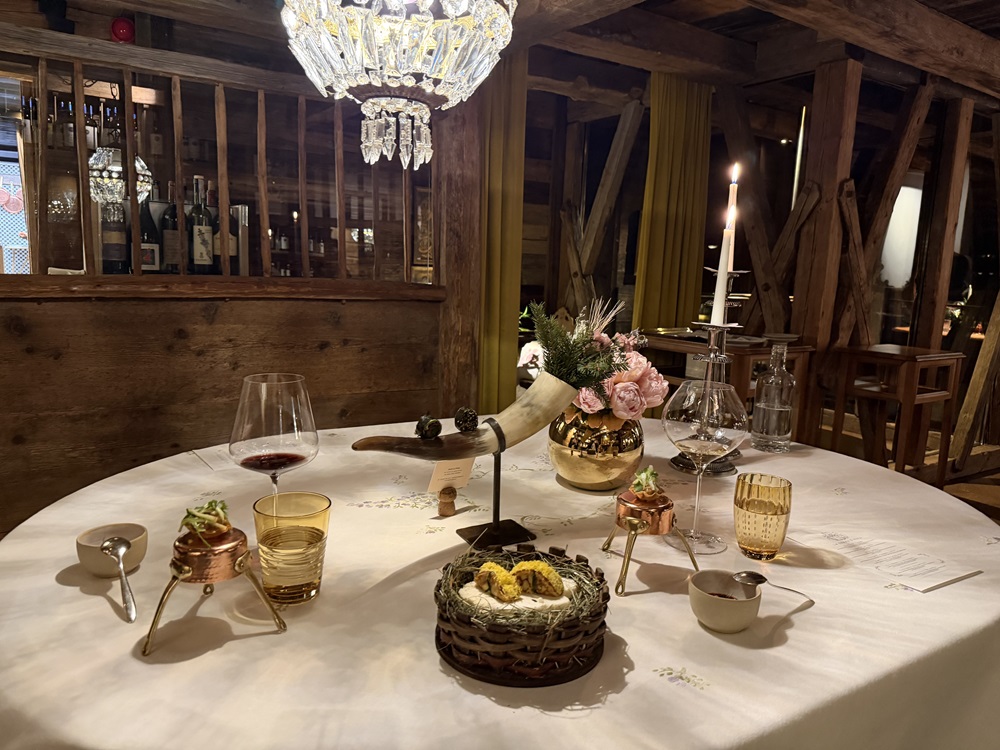 Un’esperienza di alta cucina illuminata da cristalli, dettagli preziosi e un’eleganza che avvolge ogni gesto. © La Stüa de Michil