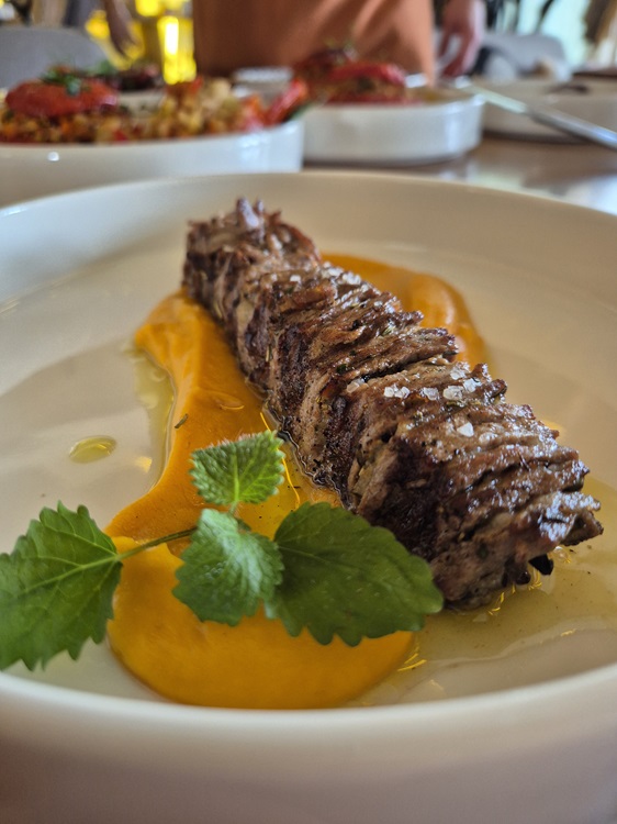 The meat opens into juicy layers on the warm velvet of the cream, wrapped in aromas that awaken the senses. © Suvenir/A. Truhar