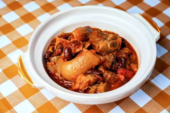 A Lorcha is a thriving, friendly restaurant near Barra Temple, featuring a retro nautical theme that appeals to both locals and tourists who rave about its hearty Portuguese cuisine.© A Lorcha