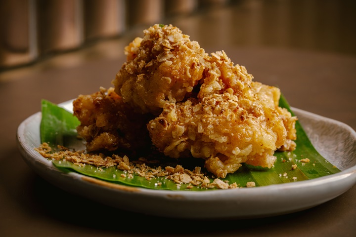 The cereal-crusted fried chicken at Uncle Quek, crispy and aromatic, is a unique twist on the renowned Singaporean shrimp recipe. © Nicholas Wong/Uncle Quek
