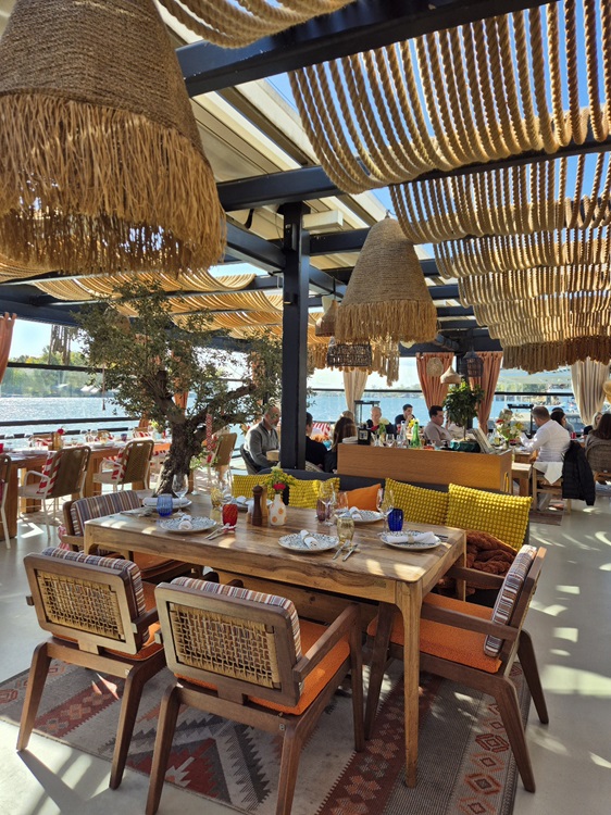 A table suspended between light and water, ready to cradle precious moments. © Suvenir