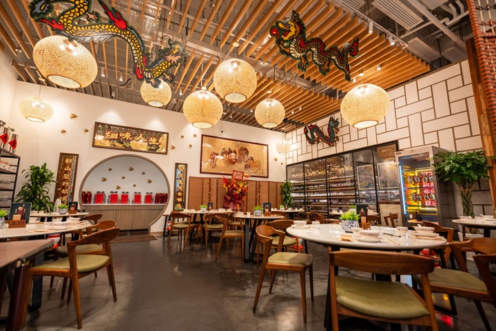 Decor and mid-century modern furniture of Dragon's Den complement a menu that features a roll call of Cantonese classics from yesteryear. © Ryan So/ Dragon's Den