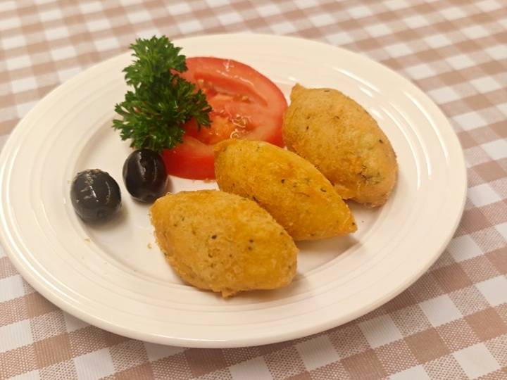  船屋的葡式炸馬介休球。© MICHELIN
