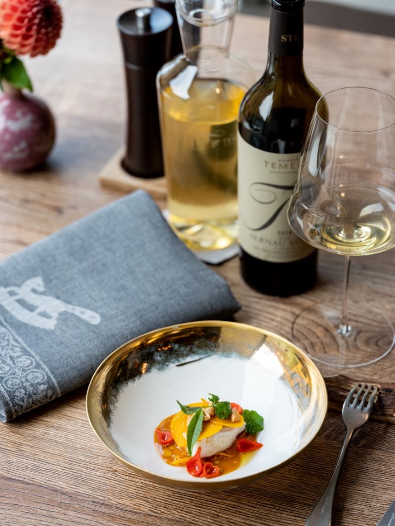 Waller vom Fischer "Schlein" mit mit Lardo und Kürbis im neu mit zwei MICHELIN Sternen ausgezeichneten Restaurant Die Weinbank in Ehrenhausen © Die Weinbank Restaurant