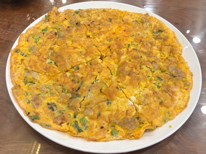 賀賀澤的菜脯肉碎炒蛋。 © MICHELIN