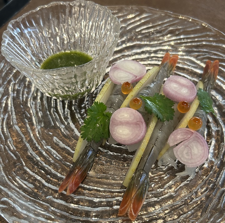 鸞鳴的泰式醃生蝦。© MICHELIN