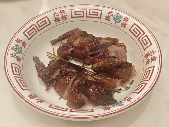 九龍飯館的梨木煙熏熟成乳鴿皇。© MICHELIN
