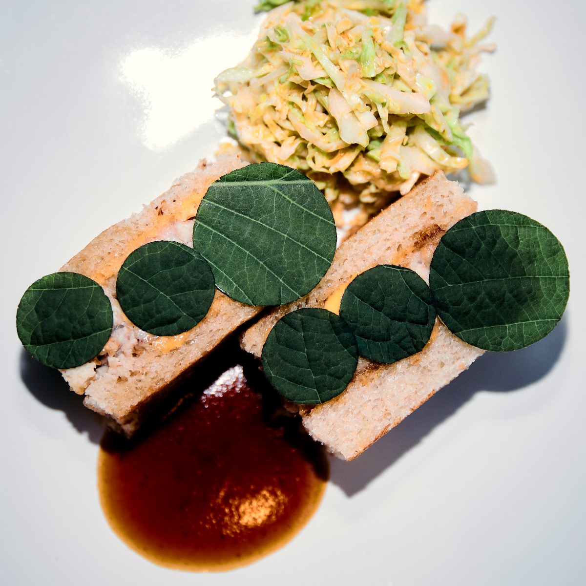 Mollejas (ris) de veau façon 'sando', salade de chou et mayonnaise piquante, recette de Javi Estévez à La Tasquería © La Tasquería