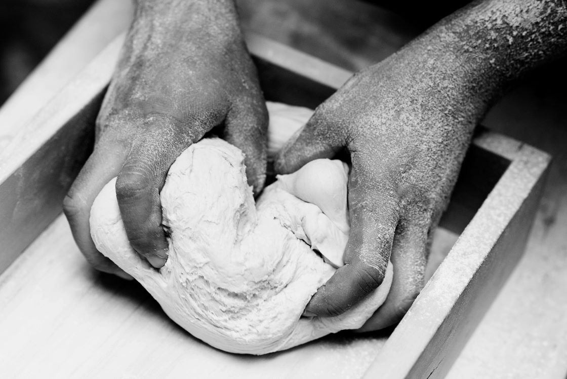 Zubereitung des Pizzateigs in der Pizzerai Gino Sorbillo in Neapel © Gino Sorbillo