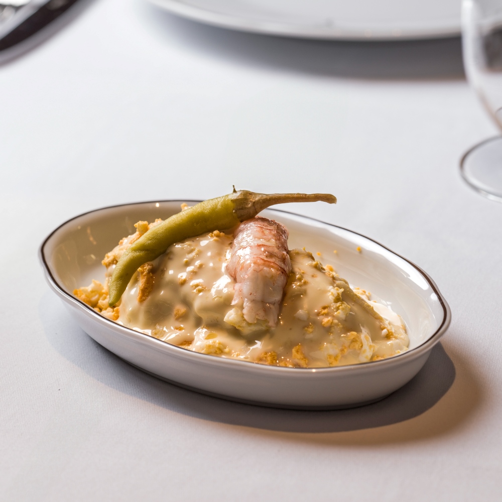 Le chef Ramón Freixa propose une Ensaladilla rusa traditionnelle, avec des langoustines, accompagnée de piparra, le piment d'Ibarra. © Ramón Freixa Tradición
