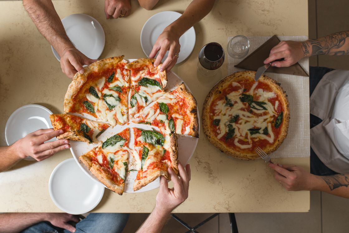 Pizza im Restaurant La Notizia in Neapel © Alessandra Farinelli