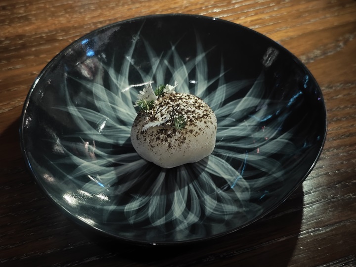 Saint Marcellin cheese, iced mochi with smoked Madagascar vanilla. © MICHELIN