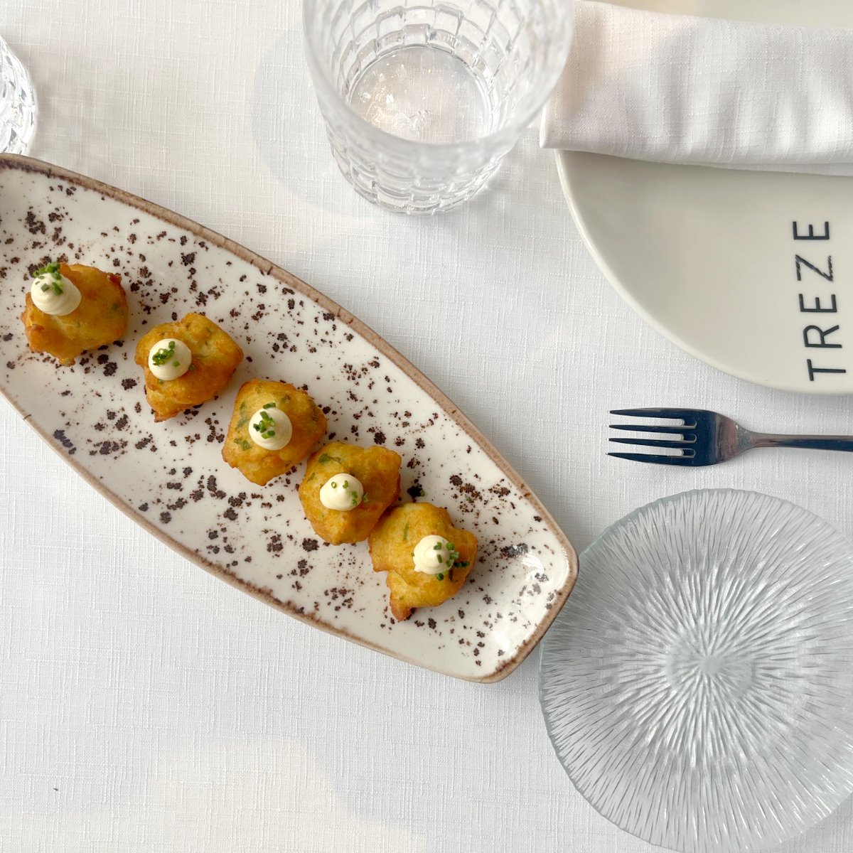 Buñuelos (beignets) de morue, un plat traditionnel de Madrid, que le chef Saúl Sanz du restaurant Treze a ramené de l’oubli. © Treze